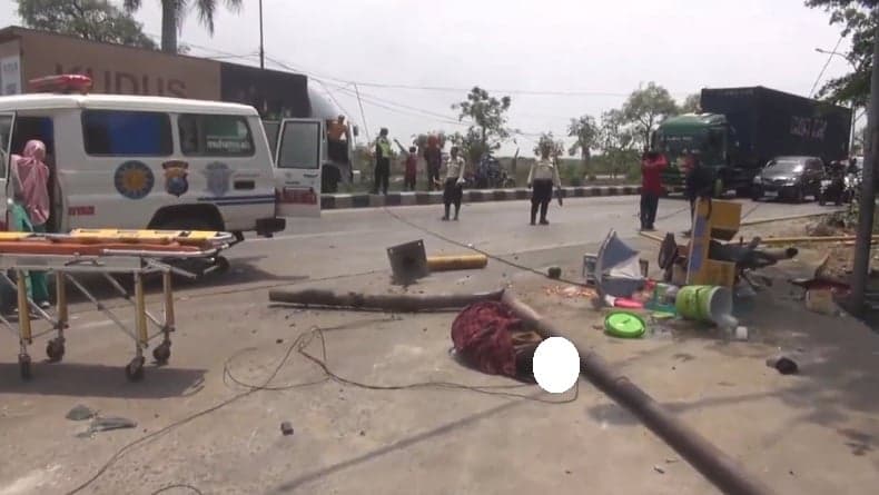 Kecelakaan Tragis di Jalur Pantura Lamongan, Mobil Boks Tabrak Pedagang Rujak 