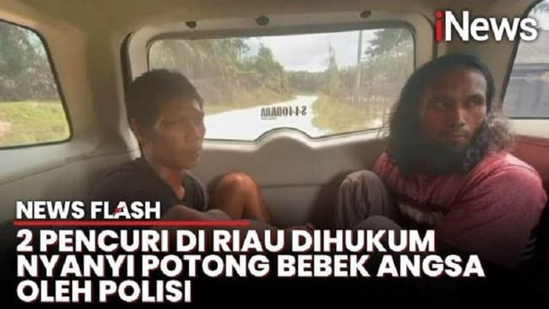 Kocak! Momen 2 Pembobol Rumah di Riau Disuruh Polisi Nyanyi hingga Disuapi Makan