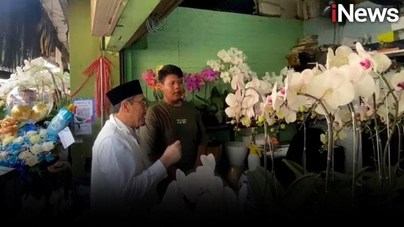 Kunjungi Pasar Bunga Rawa Belong, Suswono Bagikan Bunga ke Emak-Emak