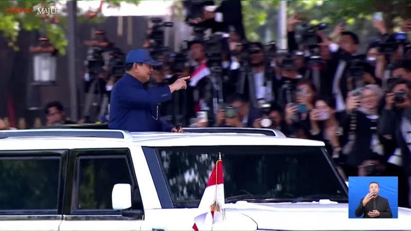 Naik Maung Garuda, Prabowo Sapa Warga hingga Joget saat Tiba di Istana Negara 