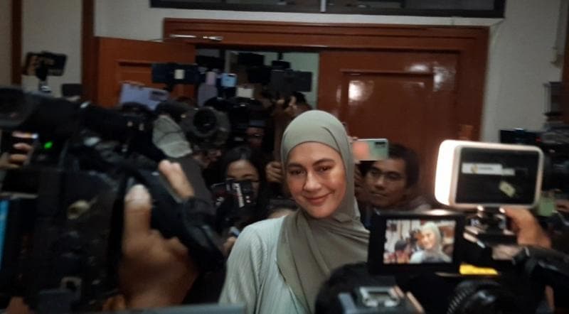 Momen Paula Verhoeven Bungkam saat Tiba di Pengadilan, Reaksinya Hanya Tersenyum Tipis