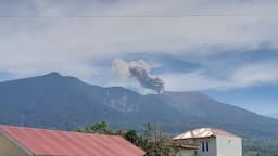 Gunung Marapi Erupsi Hari Ini, Semburkan Kolom Abu Setinggi 800 Meter