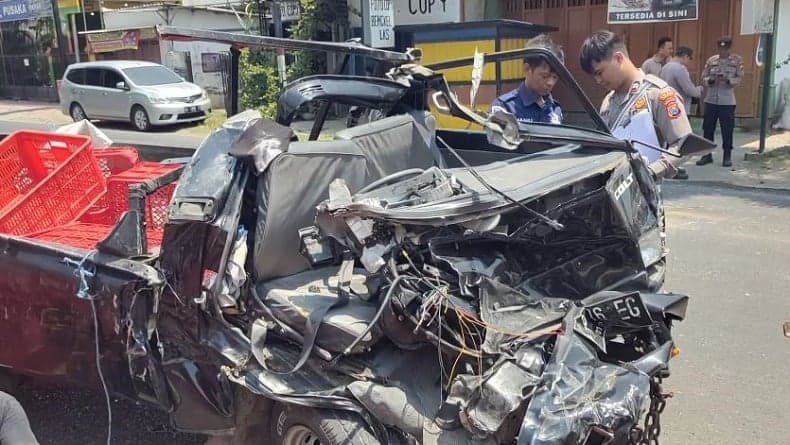 Kecelakaan Maut Mobil Pikap Tabrak Truk lalu Terbalik di Kediri, Sopir Tewas