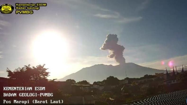 Gunung Marapi Erupsi 1.000 Meter di Atas Puncak, Masyarakat Sekitar Diminta Waspada