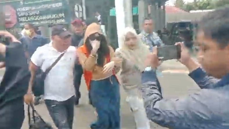 Penampakan Selebgram Alnaura Turun dari Mobil Tahanan, Berkacamata Hitam Tangan Diborgol