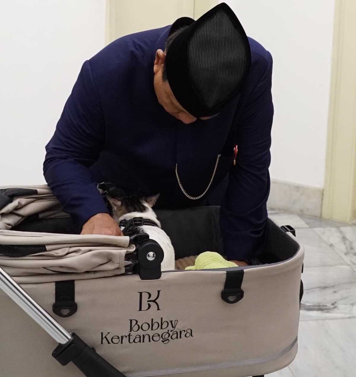 Bikin Melongo! Segini Harga <i>Stroller</i> Bobby Kertanegara Kucing Prabowo, Bisa Buat Beli Motor Bikin Melongo! Segini Harga <i>Stroller</i> Bobby Kertanegara Kucing Prabowo, Bisa Buat Beli Motor