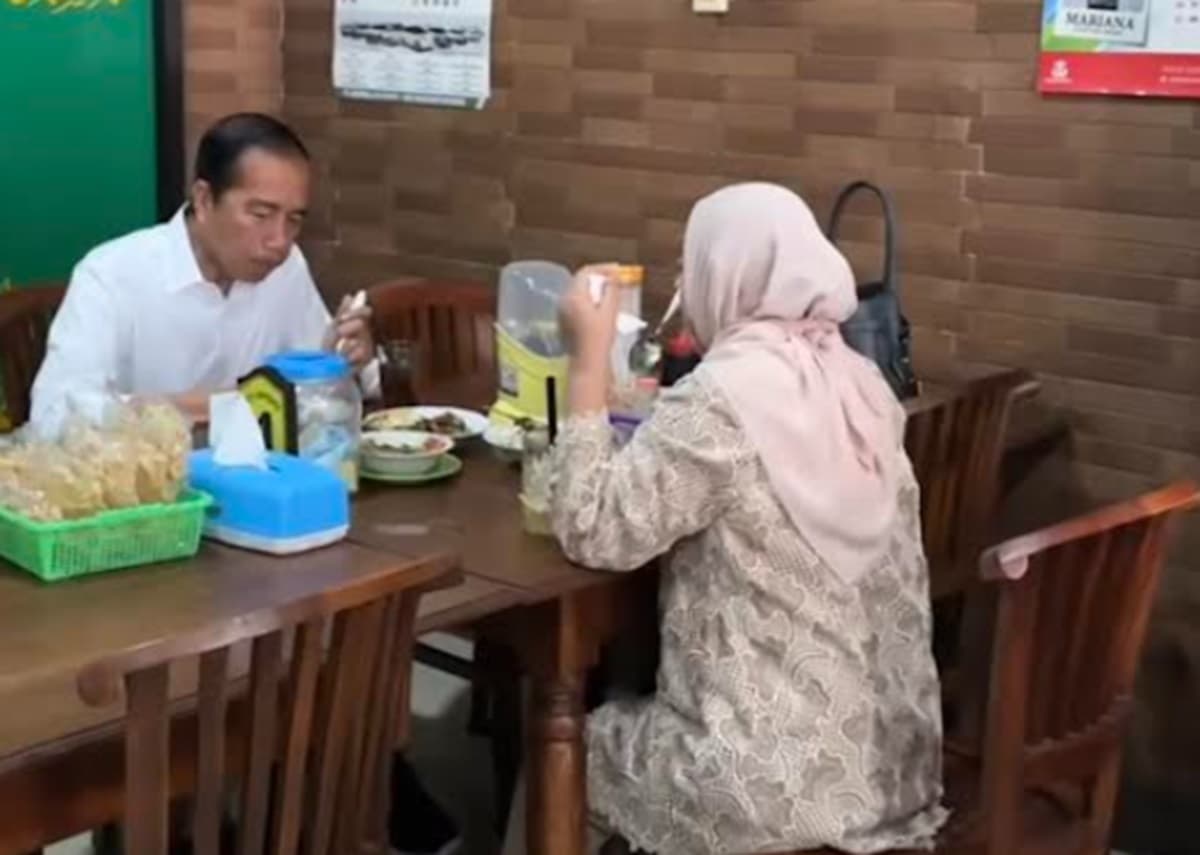 Potret Jokowi Hari Ke-2 Jadi Pengangguran, Pilih Asyik Makan Soto 