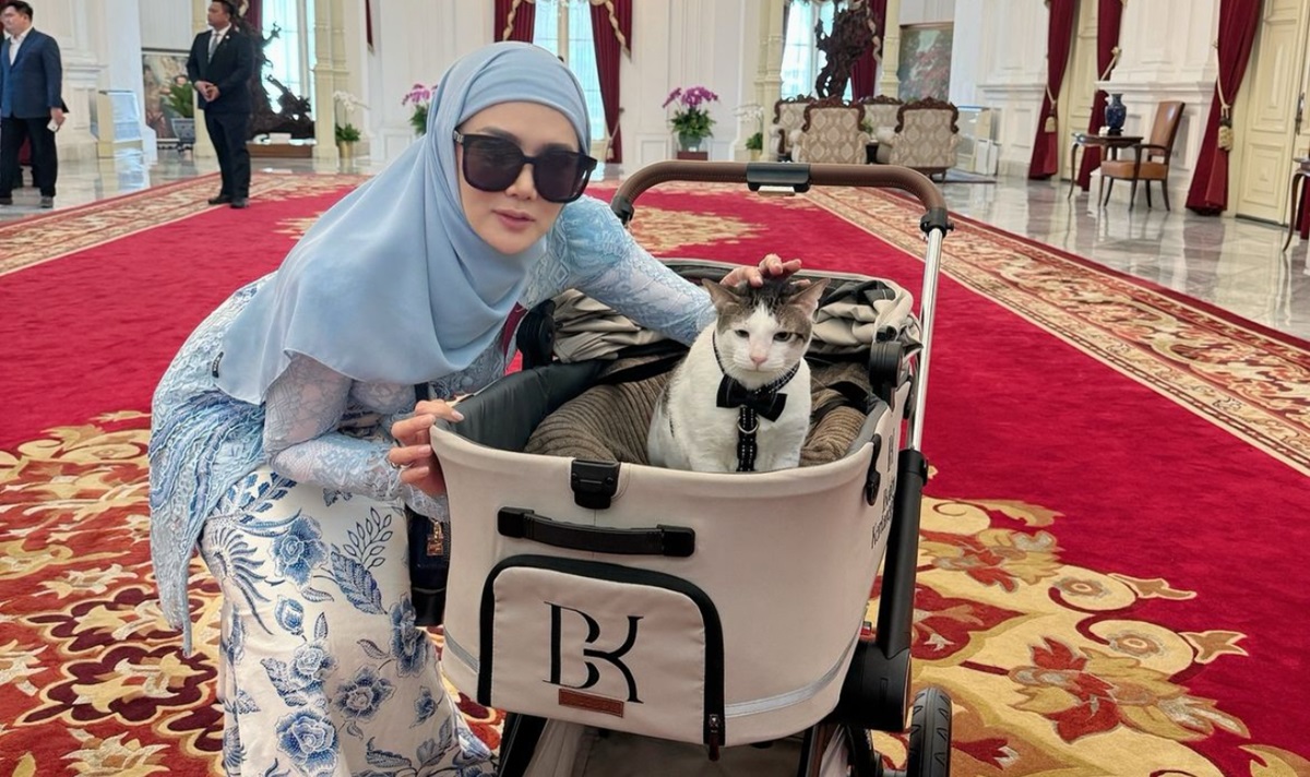 Gemas, Mulan Jameela Berpose dengan Bobby di Istana Negara