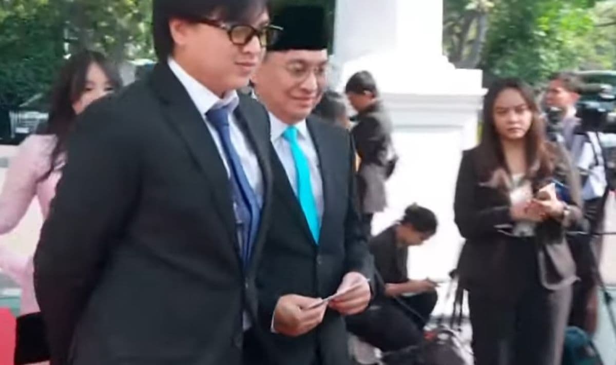 Gaya Arsy Temani Yovie Widianto Dilantik Jadi Utusan Khusus Presiden, Ikut Pakai Dasi Biru