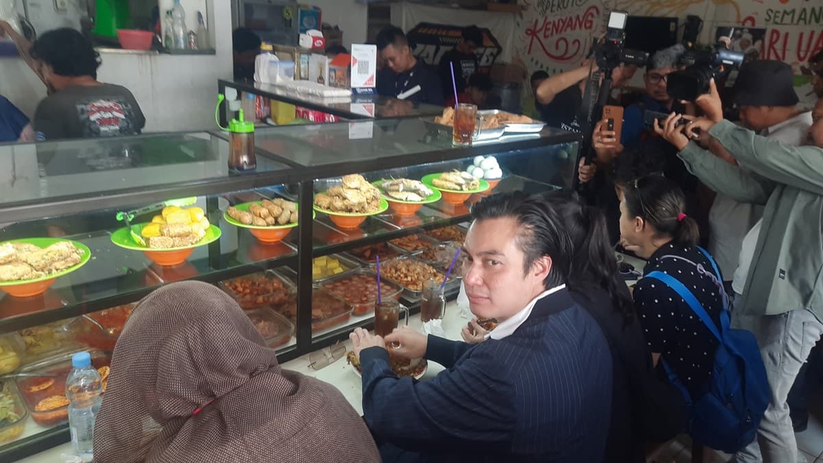 Tunggu Paula Verhoeven, Baim Wong Sempatkan Makan di Warteg