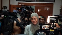 Paula Verhoeven Lempar Senyum Tipis saat Tiba di Pengadilan