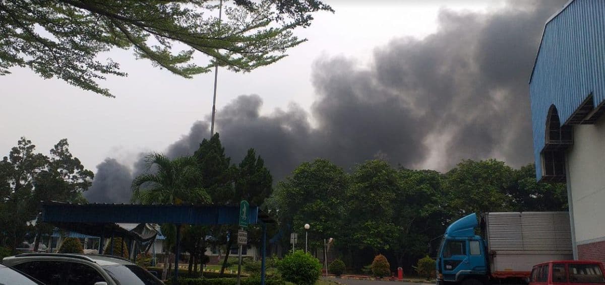 Pabrik di Cibinong Kebakaran, Asap Hitam Membubung Tinggi