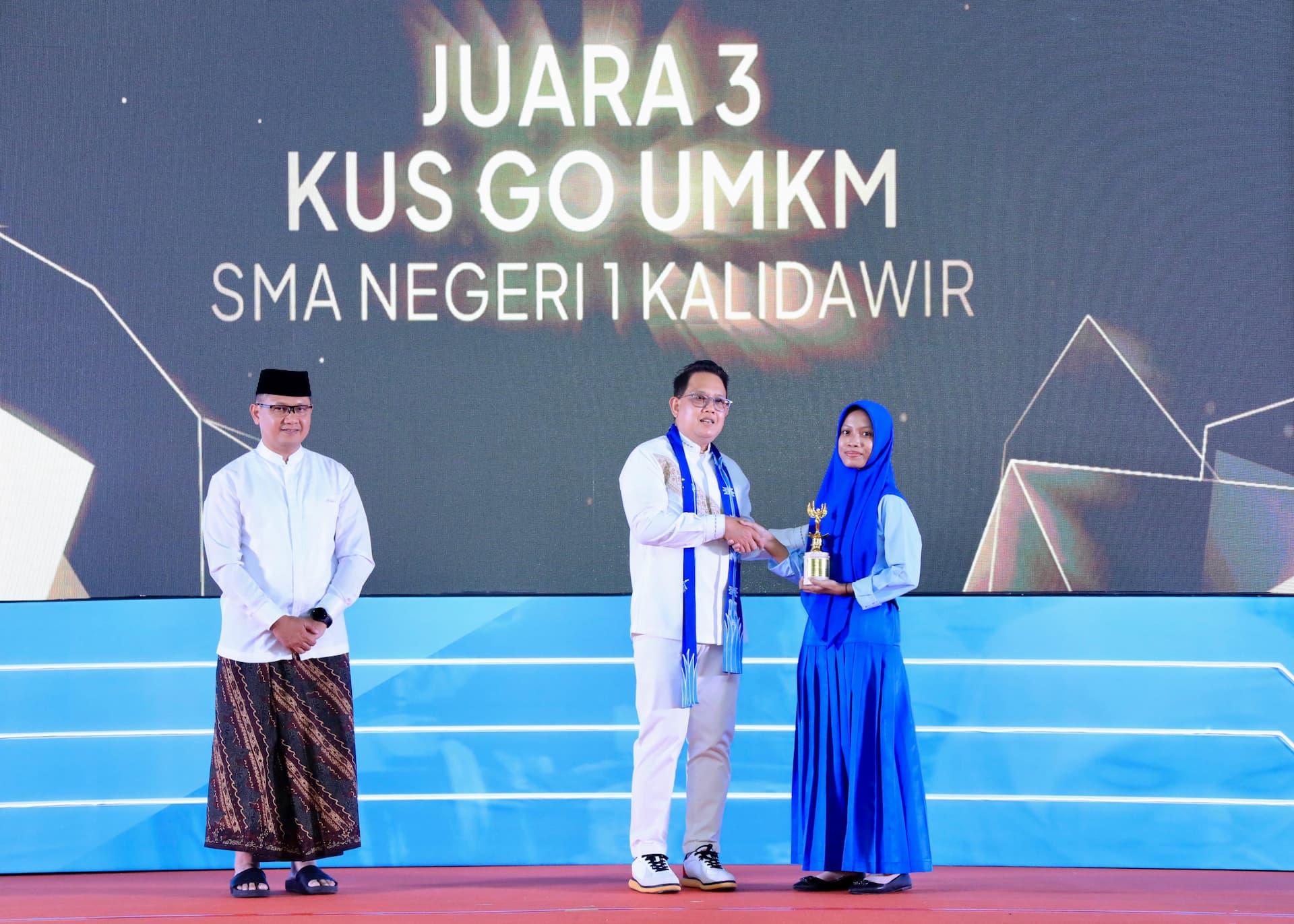 Pj. Gubernur Jatim Adhy Serahkan Penghargaan Milenial Entrepreneur Awards 2024