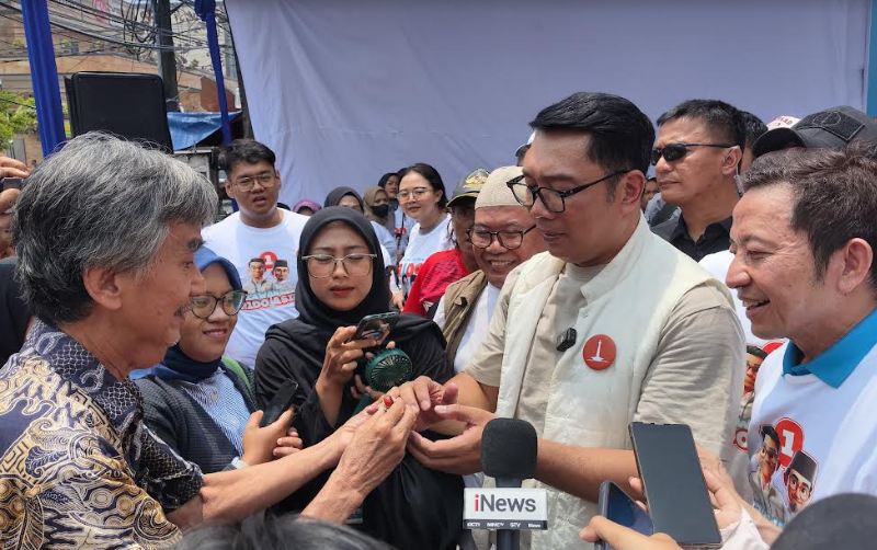 Pedagang Berikan Cincin, Ridwan Kamil Didoakan Menang Pilgub Jakarta&nbsp;