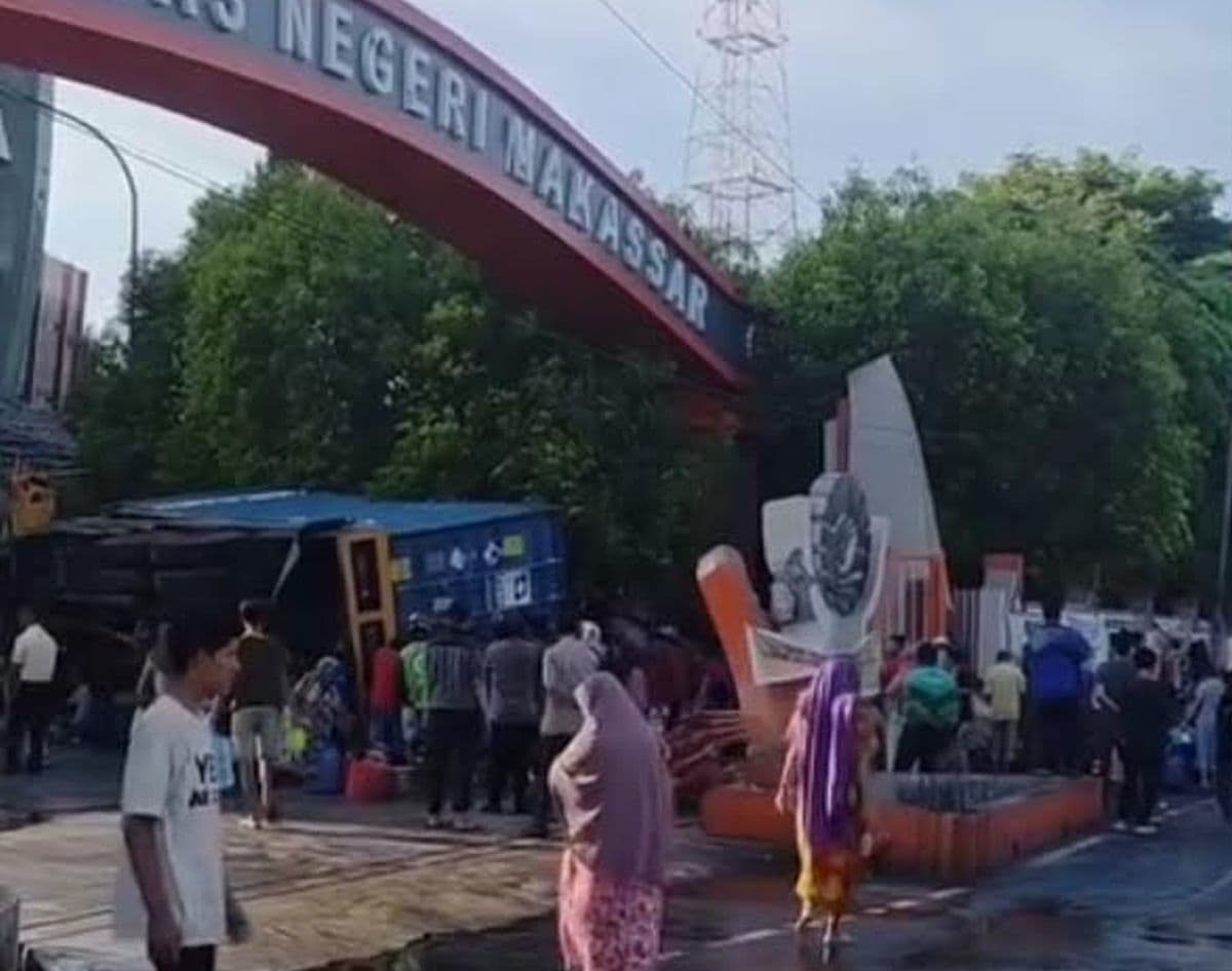 Truk Kontainer Minyak Goreng Terbalik di Halaman Kampus UNM, Warga Geruduk Bawa Ember hingga Galon