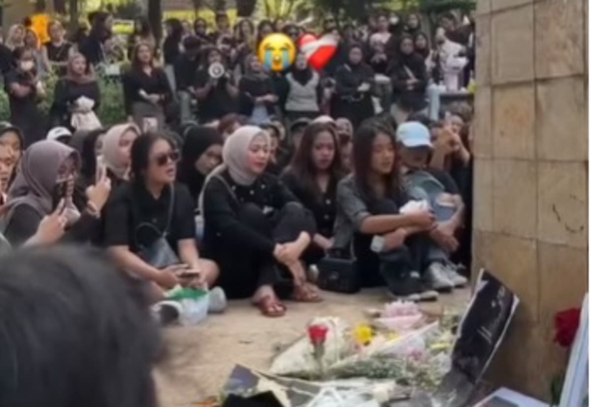 Potret Fans Gelar Tribute untuk Liam Payne di Taman Langsat, Netizen: Tahlilan Pakai Lagu? 