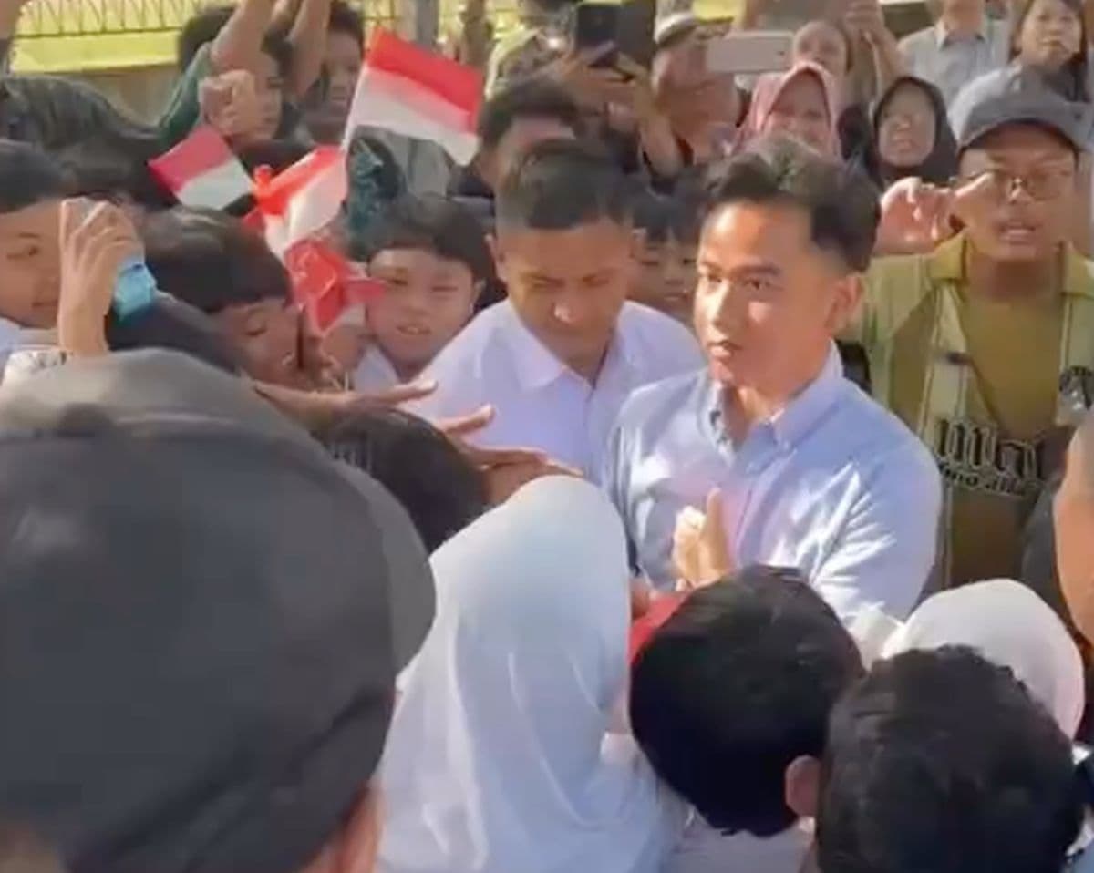 Gibran Bagikan Buku dan Susu ke Masyarakat di Depan Akmil Magelang