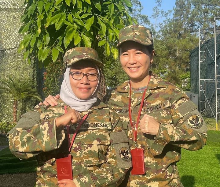 Gaya Wamen PPPA Veronica Tan Salam Komando Pakai Seragam Loreng Militer, Mirip Artis Korea Lagi Wamil