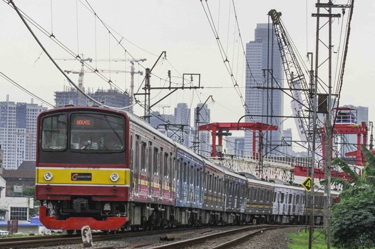 Pria Tertabrak KRL di Perlintasan Mangga Dua, Kedua Kakinya Terluka