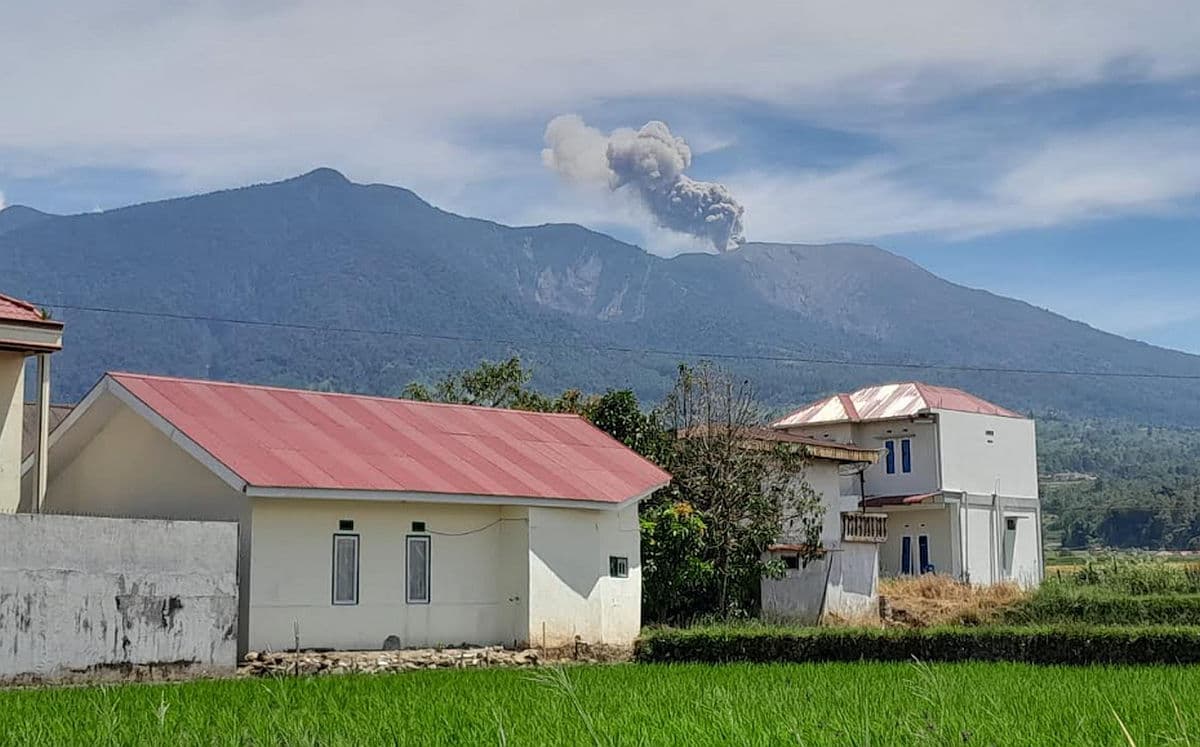  Gunung Marapi Semburkan Abu Vulkanik Setinggi 800 Meter Siang Ini