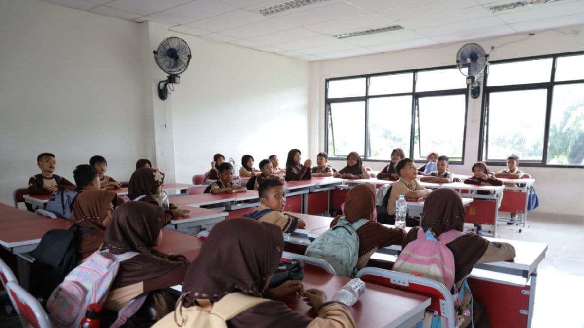 Cerita Guru di Tangsel, Dulu Sekolahnya Usang Kini Jadi Modern Cerita Guru di Tangsel, Dulu Sekolahnya Usang Kini Jadi Modern