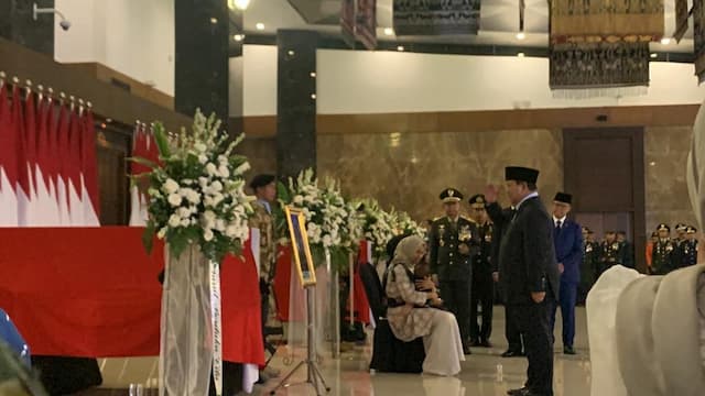 Prabowo Beri Penghormatan untuk 3 Prajurit TNI yang Gugur di Lebanon Prabowo Beri Penghormatan untuk 3 Prajurit TNI yang Gugur di Lebanon