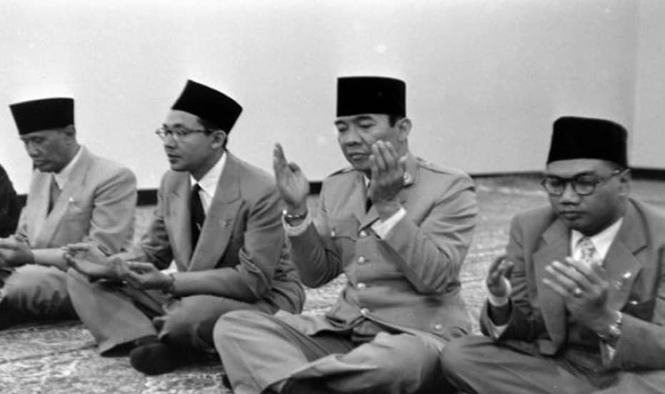 Kisah Bung Karno Gotong Jenazah Ibu Amsi hingga Susuri Hutan dan Bukit Kisah Bung Karno Gotong Jenazah Ibu Amsi hingga Susuri Hutan dan Bukit
