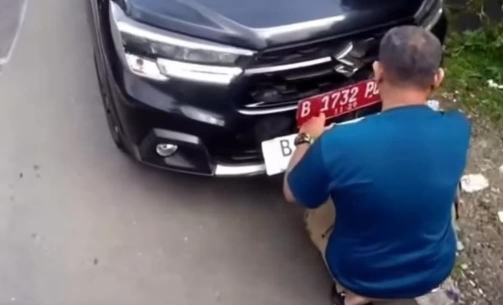 Viral Mobil Dinas Pemprov DKI Pelesiran Pakai Pelat Putih di Puncak Bogor Viral Mobil Dinas Pemprov DKI Pelesiran Pakai Pelat Putih di Puncak Bogor
