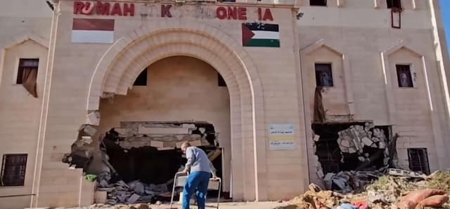 RI Kecam Israel Pasang Spanduk Rising Lion di Atas Reruntuhan RS Indonesia di Gaza RI Kecam Israel Pasang Spanduk Rising Lion di Atas Reruntuhan RS Indonesia di Gaza