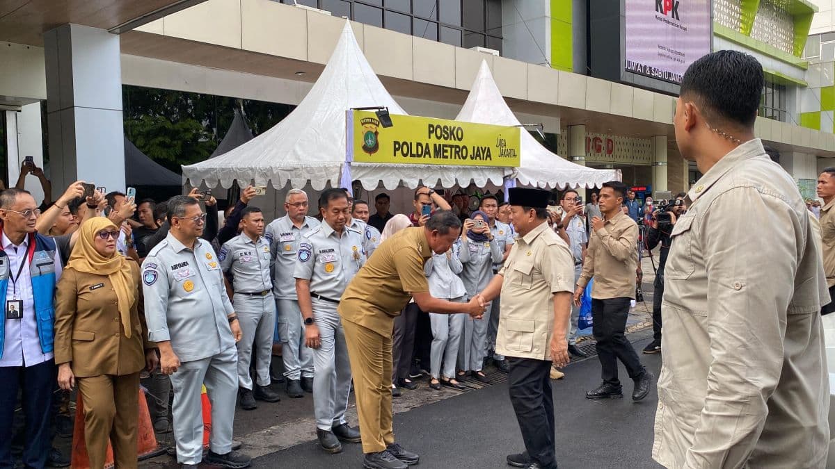 Prabowo Jenguk Korban Kecelakaan Kereta Bekasi Timur di RSUD Kota Bekasi Prabowo Jenguk Korban Kecelakaan Kereta Bekasi Timur di RSUD Kota Bekasi