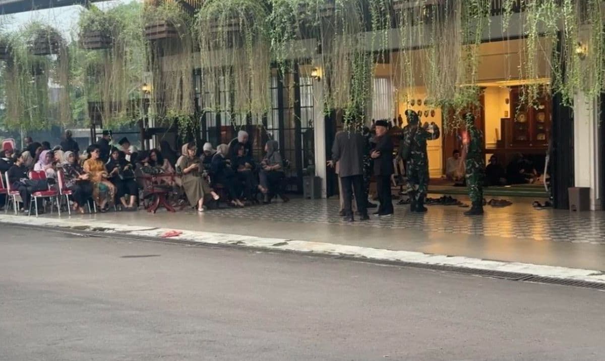 Rumah Duka Eks Menhan Ryamizard Ryacudu Dipenuhi Pelayat Rumah Duka Eks Menhan Ryamizard Ryacudu Dipenuhi Pelayat