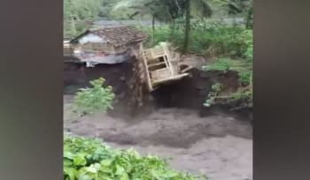 Detik-Detik Banjir Lahar Hujan Gunung Semeru Hanyutkan Kandang Kambing