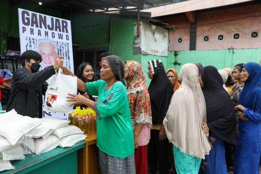 Civitas Ganjar Gelar Pasar Murah Sembako, Warga Doakan Ganjar-Mahfud Menang