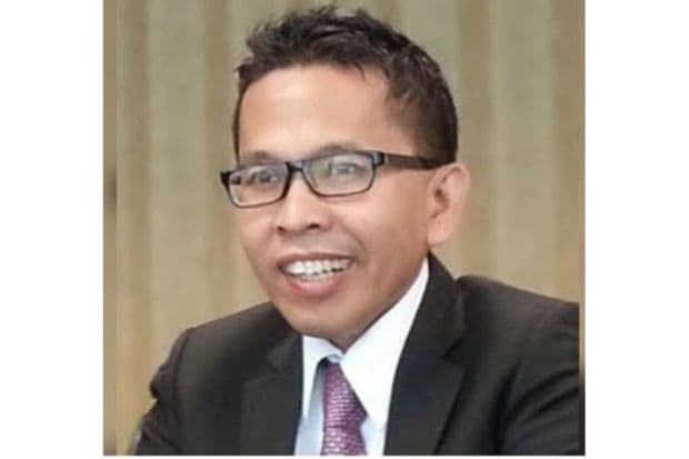 BERDIRI IN BETWEEN BERDIRI IN BETWEEN