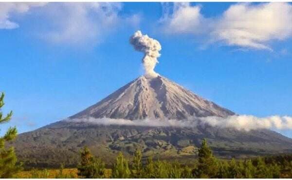 Sejarah Kemunculan Gunung Semeru, Benarkah dari India Dipindah Menjadi Paku Bumi di Pulau Jawa?