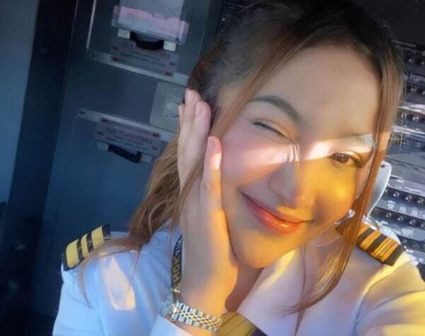 Pose Menggoda Pilot Cantik Patra Komalarajun Bikin Para Jomblo Berfantasi