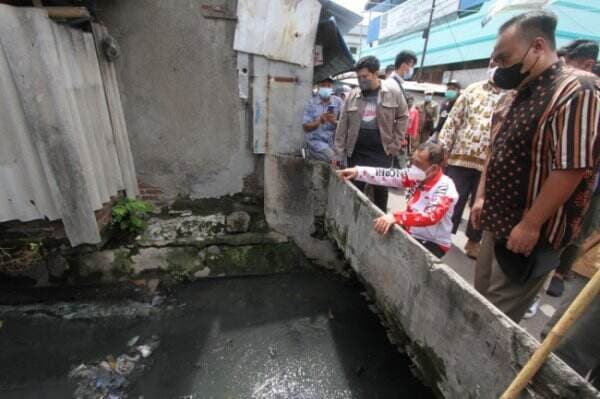 Wawali Surabaya Peringatkan 40 Rumah yang Buang Limbah MCK dan Berdiri di Saluran Drainase