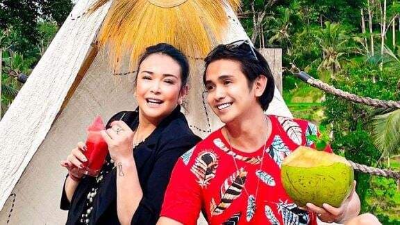 Ajun Perwira Buka-bukaan Soal Rumah Tangganya Pasca Jennifer Jill Bebas dari Penjara: Pendekatan Lebih Intim Ajun Perwira Buka-bukaan Soal Rumah Tangganya Pasca Jennifer Jill Bebas dari Penjara: Pendekatan Lebih Intim