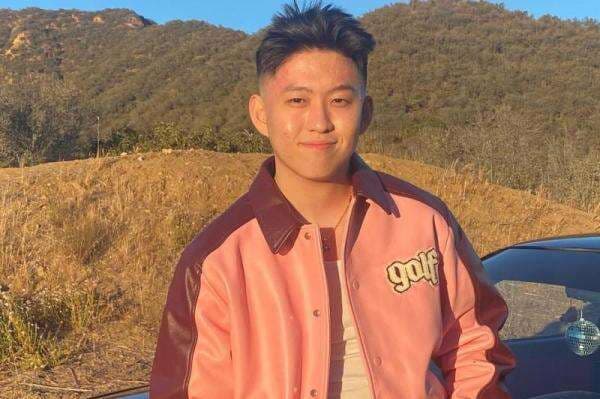 Lirik Lagu New Tooth Rich Brian dan Terjemahan Lirik Lagu New Tooth Rich Brian dan Terjemahan