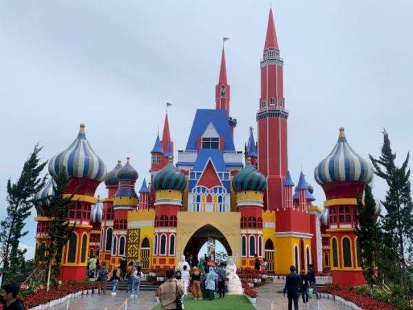 Keren! Ada Istana dan Taman Bunga di Tengah Perkebunan Teh Subang Keren! Ada Istana dan Taman Bunga di Tengah Perkebunan Teh Subang