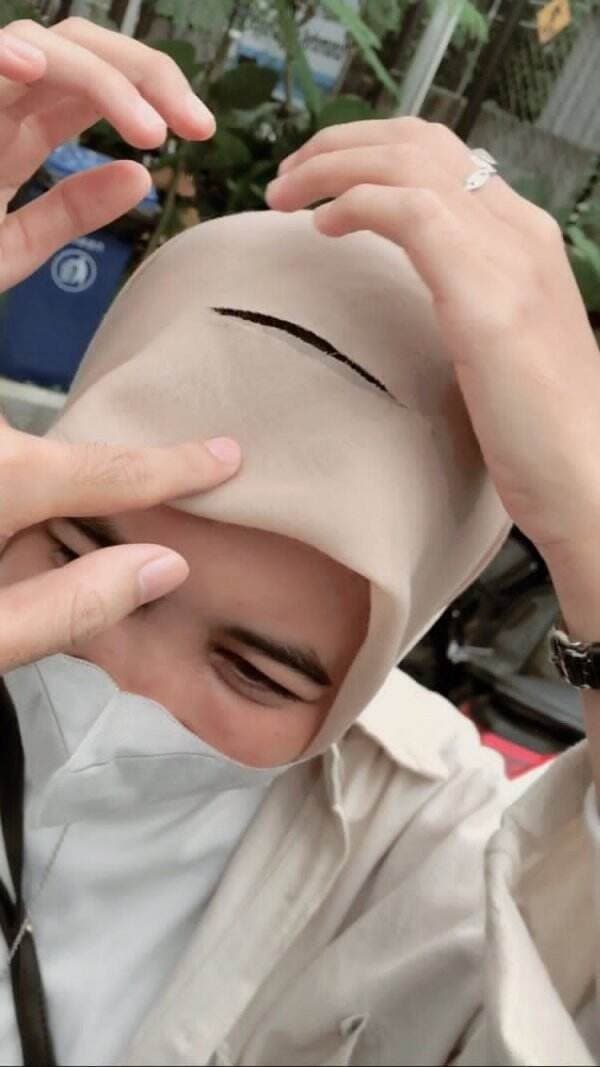 Ngeri! Viral Helm dan Kerudung Pemotor Ini Robek Terkena Gelasan Layangan Saat Berkendara