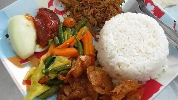5 Kuliner Nasi Campur Paling Enak di Surabaya, Rasanya Gak Bikin Lidah Bosan! 5 Kuliner Nasi Campur Paling Enak di Surabaya, Rasanya Gak Bikin Lidah Bosan!