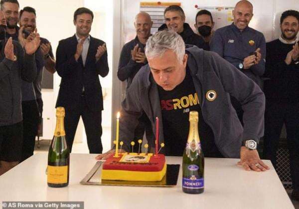 Jose Mourinho, Dapat Kejutan Di Milad Ke-59 Jose Mourinho, Dapat Kejutan Di Milad Ke-59