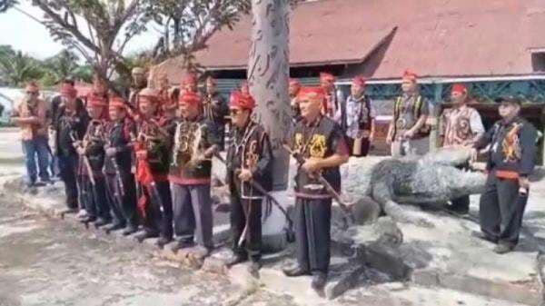 Marah Tapi Salah Sebut Nama Edy Mulyadi, Video Suku Dayak Sebut Jadi Sorotan Marah Tapi Salah Sebut Nama Edy Mulyadi, Video Suku Dayak Sebut Jadi Sorotan