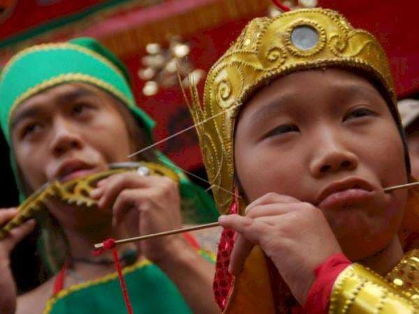 Tusuk Mulut Pakai Besi, Ini Asal-usul Tradisi Tatung Cap Go Meh di Singkawang Kalbar Tusuk Mulut Pakai Besi, Ini Asal-usul Tradisi Tatung Cap Go Meh di Singkawang Kalbar