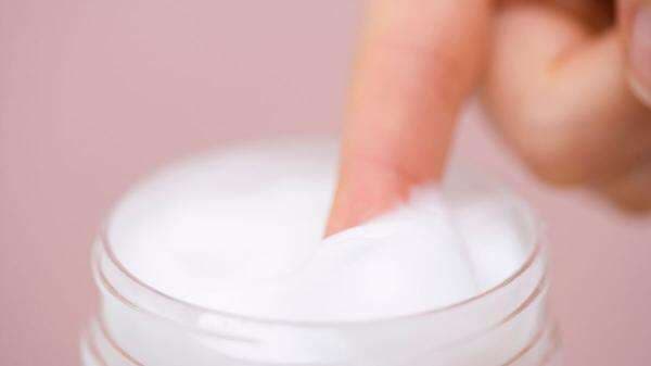 6 Rekomendasi Produk Bedak Dingin Untuk Menghaluskan Kulit 6 Rekomendasi Produk Bedak Dingin Untuk Menghaluskan Kulit