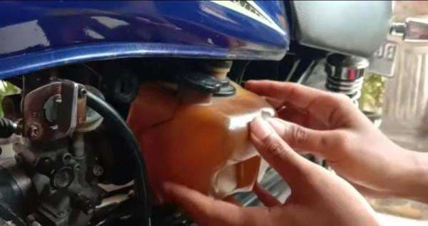 Cara Menentukan Berapa Campuran Oli Samping RX King, Awas Jangan Sampai Mesin Panas dan Ngebul Cara Menentukan Berapa Campuran Oli Samping RX King, Awas Jangan Sampai Mesin Panas dan Ngebul