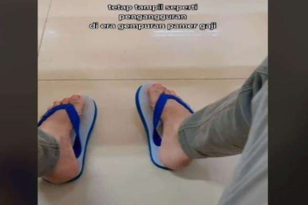 Viral Pemuda Belagak Kere Pakai Sandal Jepit Bawa Duit Rp300 Juta di Kresek, Ini Komentar Ditjen Pajak Viral Pemuda Belagak Kere Pakai Sandal Jepit Bawa Duit Rp300 Juta di Kresek, Ini Komentar Ditjen Pajak