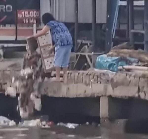 Viral! Seorang Ibu Buang Sampah di Sungai, Netizen: Enak Ya, Kayak Enggak Berdosa