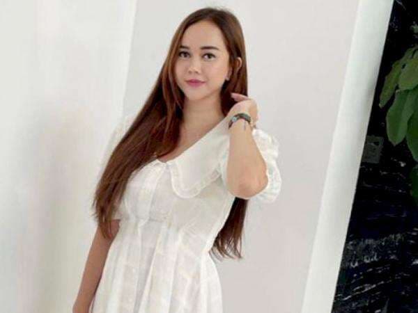 Potret Aura Kasih Pakai Daster Putih Semi Transparan, Cantik Cetar Bak ABG Potret Aura Kasih Pakai Daster Putih Semi Transparan, Cantik Cetar Bak ABG